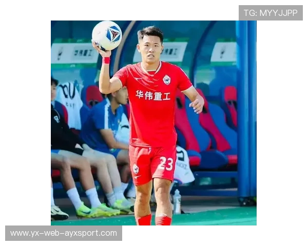 主帅怒踢水瓶被罚上看台!场边表情火爆 主帅怒踢水瓶被罚上看台!场边表情火爆